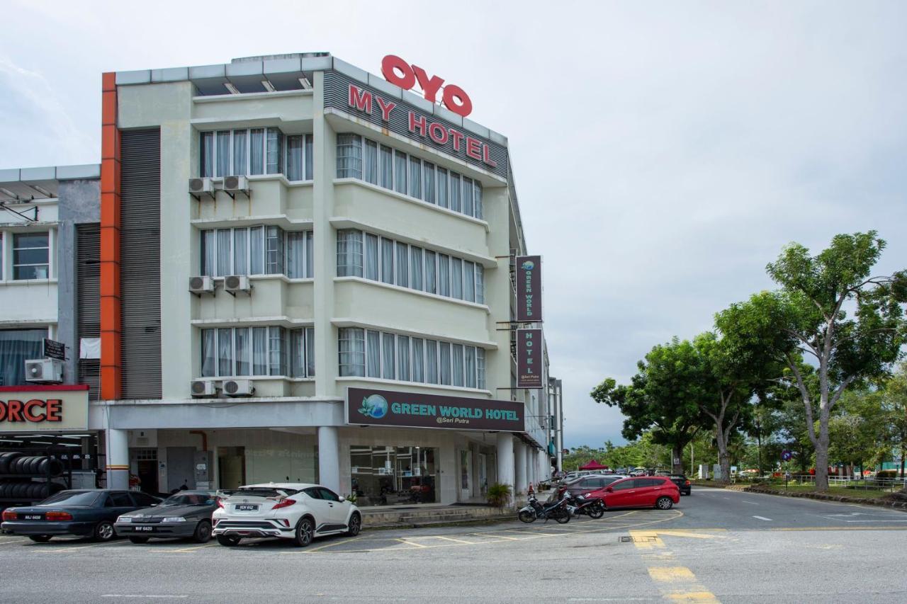 Oyo 89966 Green World Hotel @ Seri Putra كاجانغ المظهر الخارجي الصورة