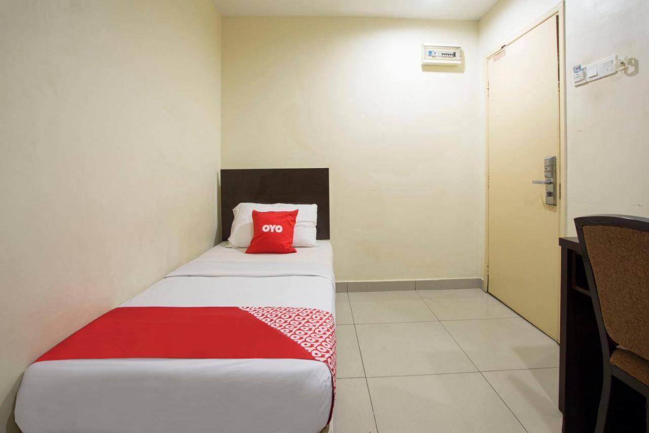 Oyo 89966 Green World Hotel @ Seri Putra كاجانغ المظهر الخارجي الصورة